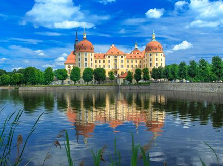 Schloss Moritzburg Blick auf Schloss Moritzburg, mit dem Schlossteich im Vordergrund bei Sonnenschein