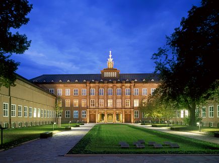 Das Gassimuseum in Leipzig ist von außen zu sehen. Es ist abends und das Museum sowie der Vorplatz sind angeleuchtet.