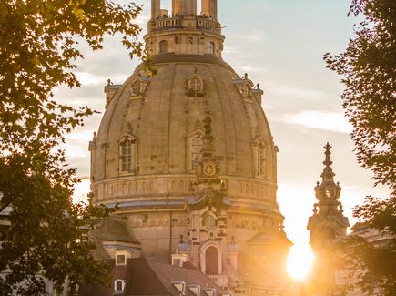 Die Frauenkirche bei Sonnenuntergang in Dresden.