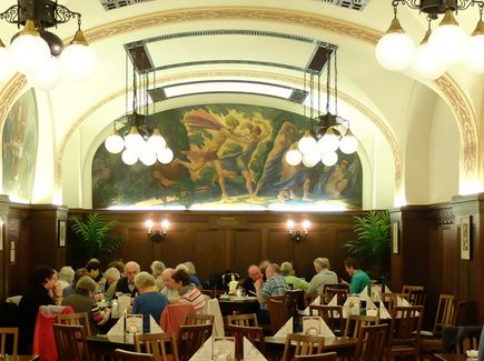 Das Restaurant Auerbachs Keller in Leipzig ist von innen zu sehen. Menschen sitzen an Tischen und essen. 