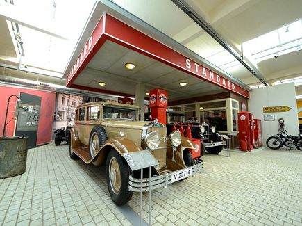 Das Bild ist im August Horch Museum in Zwickau aufgenommen und zeigt zwei altes Autos in dem Museum. 