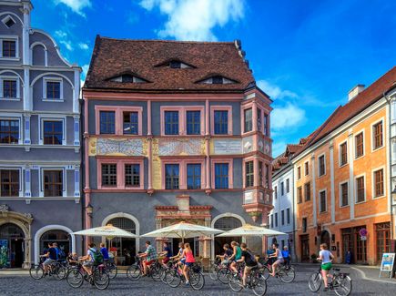 Goerlitz Untermarkt Gebäude der Ratsapotheke am Untermarkt. Neben seiner prächtig farbigen Fassade stechen an dem Renaissancebau insbesondere die zwei Sonnenuhren ins Auge. Diese stammen von Bartholomäus Scultetus. Die linke Uhr zeigt Stunden an, die rechte Planetenstunden.