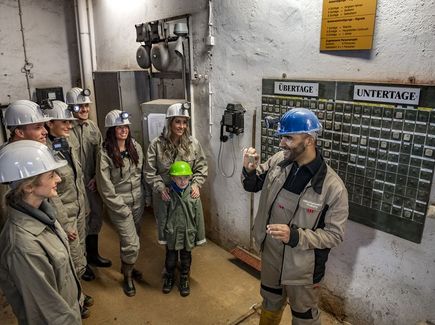 Eine Gruppe unternimmt eine Führung im Silberbergwerk Freiberg. 