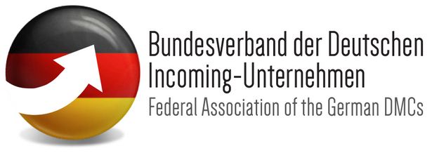 Das Logo des Bundesverband der Deutschen Incoming-Unternehmen e. V.: Auf der linken Seite ist die Deutschlandflagge als Kreis mit einem Pfeil hindurch abgebildet. Auf der rechten Seite daneben steht der Schriftzug "Bundesverband der Deutschen Incoming-Unternehmen" und "Federal Association of the German DMCs".