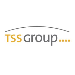 Das Logo der TSS Group: In der Mitte steht "TSS Group" gefolgt von vier viereckigen Punkten und über allem ist ein Bogen.