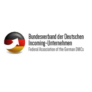 Das Logo des Bundesverband der Deutschen Incoming-Unternehmen e. V.: Auf der linken Seite ist die Deutschlandflagge als Kreis mit einem Pfeil hindurch abgebildet. Auf der rechten Seite daneben steht der Schriftzug "Bundesverband der Deutschen Incoming-Unternehmen" und "Federal Association of the German DMCs".