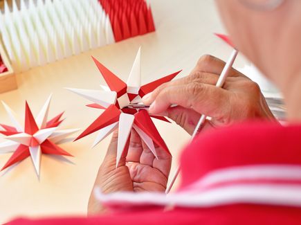 Herstellen eines Herrnhuter Miniatursterns in der Erlebniswelt der Sterne Manufaktur in Herrnhute In der Brüdergemeine Herrnhut in der Oberlausitz wird in traditioneller Handarbeit der Herrnhuter Stern gefertigt.