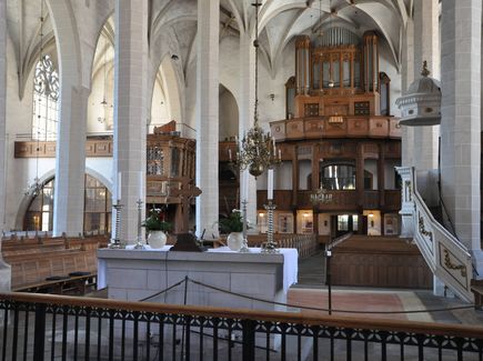 Der Simultandom St. Petri in Bautzen mit Blick in den evangelischen Teil ist auf dem Bild abgebildet.