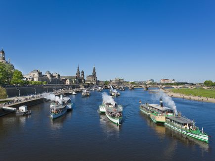 Dresden, Dampfparade Blick von leicht oben auf die Elbe, wo die Dampfparade in Dresden stattfindet