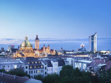 Skyline von Leipzig Panoramabild der Skyline Leipzigs im Abendlicht