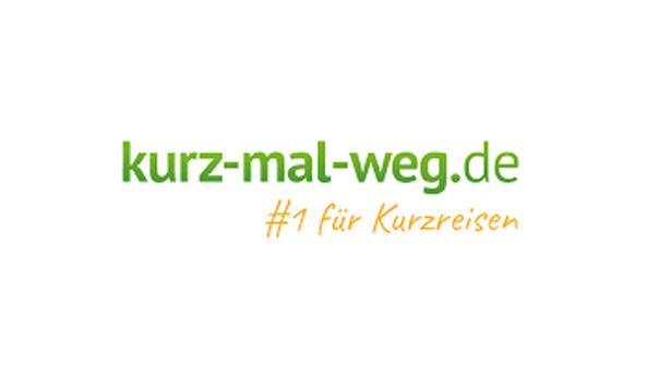 Das Logo von kurz-mal-weg.de: In der Mitte steht "kurz-mal-weg.de" und darunter "#1 für Kurzreisen".