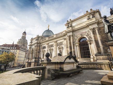 Dresden, Brühlsche Terrasse Blick auf die Brühlsche Terrasse in Dresden mit der Frauenkirche und der Zitronenpresse im Hintergrund