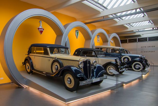 Ein Raum mit drei alten Autos im August Horch Museum in Zwickau.