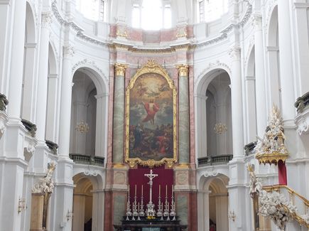 Die Katholische Hofkirche in Dresden ist von innen zu sehen.