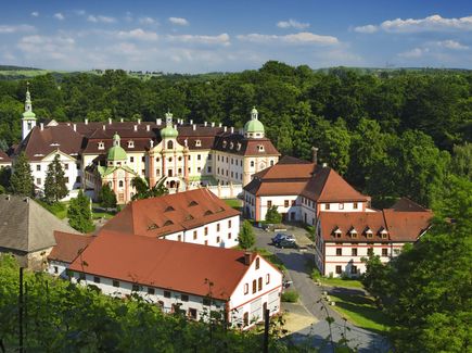 Das Kloster St. Marienthal in Ostritz ist von oben zu sehen. Um das Kloster herum befinden sich Bäume.