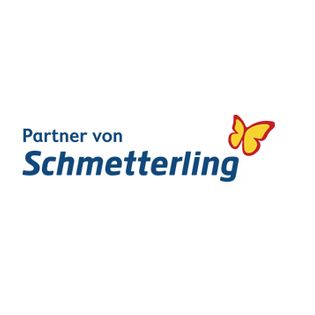 Das Logo von Schmetterling: Links oben steht klein "Partner von" und darunter steht größer "Schmetterling". Über den letzten Buchstaben des Wortes "Schmetterling" befindet sich ein Schmetterling.
