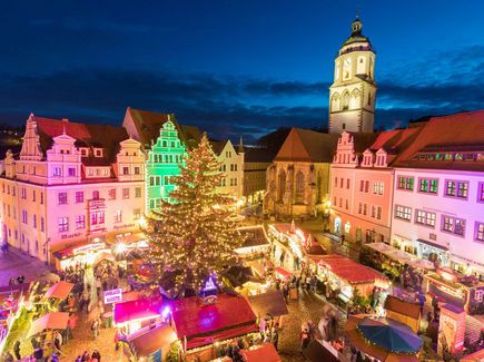 Meißen Weihnachtsmarkt Auf dem Meißner Markt stehen Buden vom Weihnachtsmarkt. Daneben erhebt sich der Turm der Frauenkirche.
