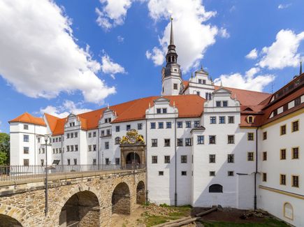 Schloss Hartenfels Torgau Das weiße Schloss Hartenfels von außen mit Brücke
