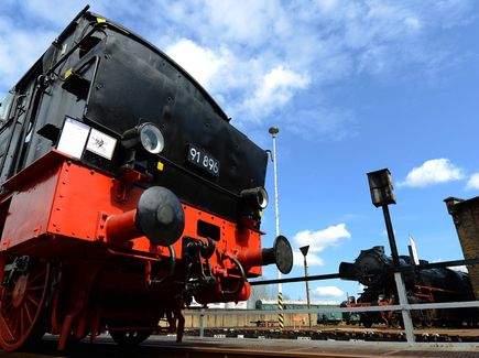 Das Eisenbahnmuseum in Chemnitz mit einer alte Lokomotive ist abgebildet.