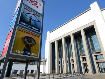 Das Hygienemuseum in Dresden ist von außen zu sehen.